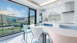 Habitación básica, 2 habitaciones (dokchae Bdong (Hot water poolvilla)) | 1 habitación y wifi gratis