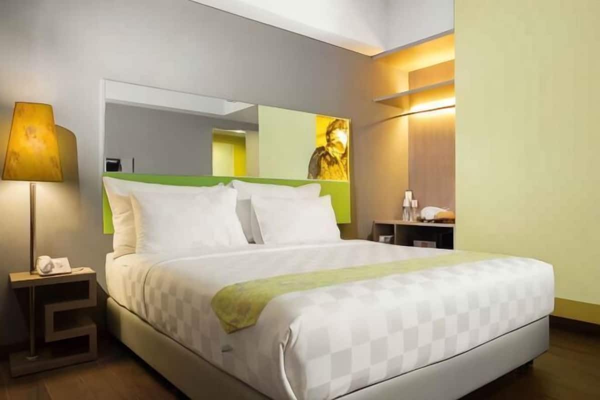 In-room safe, desk, soundproofing, WiFi (free)