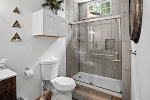 Douche, sĂšche-cheveux, serviettes fournies, savon