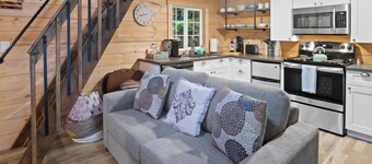 Tiny Cabin B, Steps from Mt. Rainier Nat Park W/ firepit close to river & trails