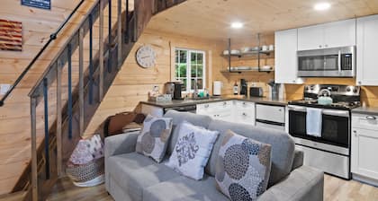 Tiny Cabin B, Steps from Mt. Rainier Nat Park W/ firepit close to river & trails