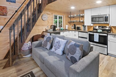 Tiny Cabin B, Steps from Mt. Rainier Nat Park W/ firepit close to river & trails