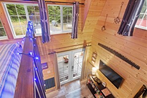 2 bedrooms, iron/ironing board, free WiFi, bed sheets - Tiny Cabin B, Steps from Mt. Rainier Nat Park W/ firepit close to river & trails (Ashford)