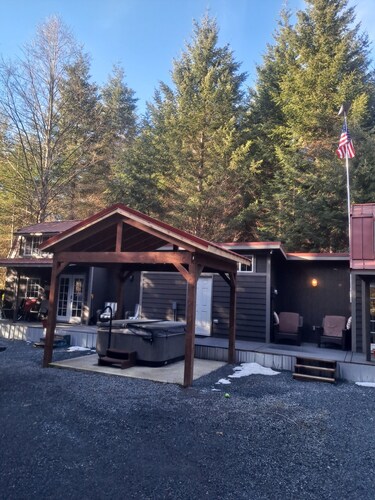 Tiny Cabin B, Steps from Mt. Rainier Nat Park W/ firepit close to river & trails