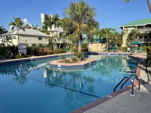 حمّام سباحة خارجي