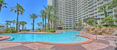 Piscina coberta i piscina a l'aire lliure