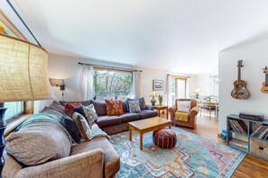 TV, fireplace, DVD player, books