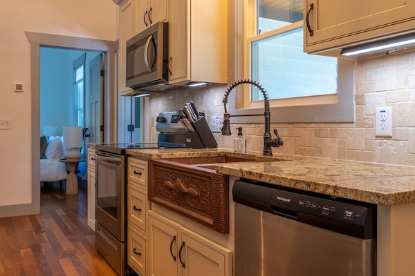 Een koelkast, een microgolfoven, een oven, een kookplaat