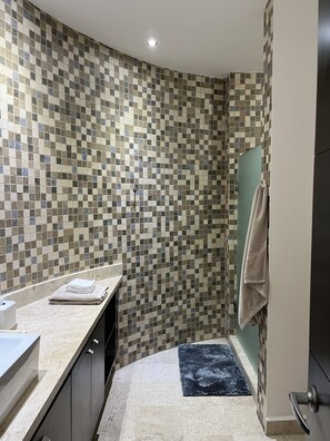 Shower, hair dryer, towels, soap - Perfect location in Playa! (Playa del Carmen)