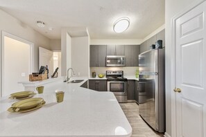 Fridge, microwave, oven, dishwasher - Walk distance to the Angels Stadium. Near to Disneyland, beautiful apartments . (Anaheim)