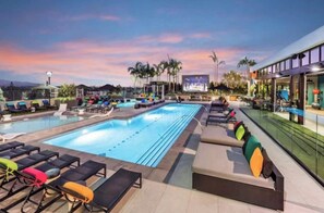 Outdoor pool, a heated pool - Walk distance to the Angels Stadium. Near to Disneyland, beautiful apartments . (Anaheim)
