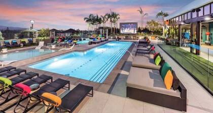 Walk distance to the Angels Stadium. Near to Disneyland, beautiful apartments .