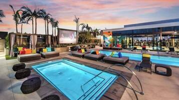 Alberca al aire libre y alberca climatizada