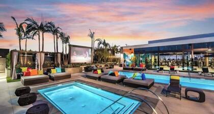 Walk distance to the Angels Stadium. Near to Disneyland, beautiful apartments .