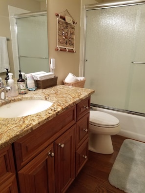 Bathroom - Des Moines Marina Gem close to SEATAC (Des Moines)