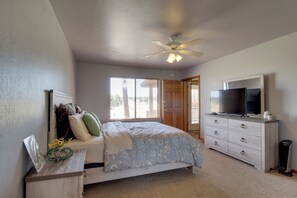 2 bedrooms, desk, travel cot, WiFi - Families Welcome! Overgaard Cabin w/ Playground (Overgaard)