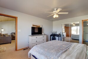 2 bedrooms, desk, travel cot, WiFi