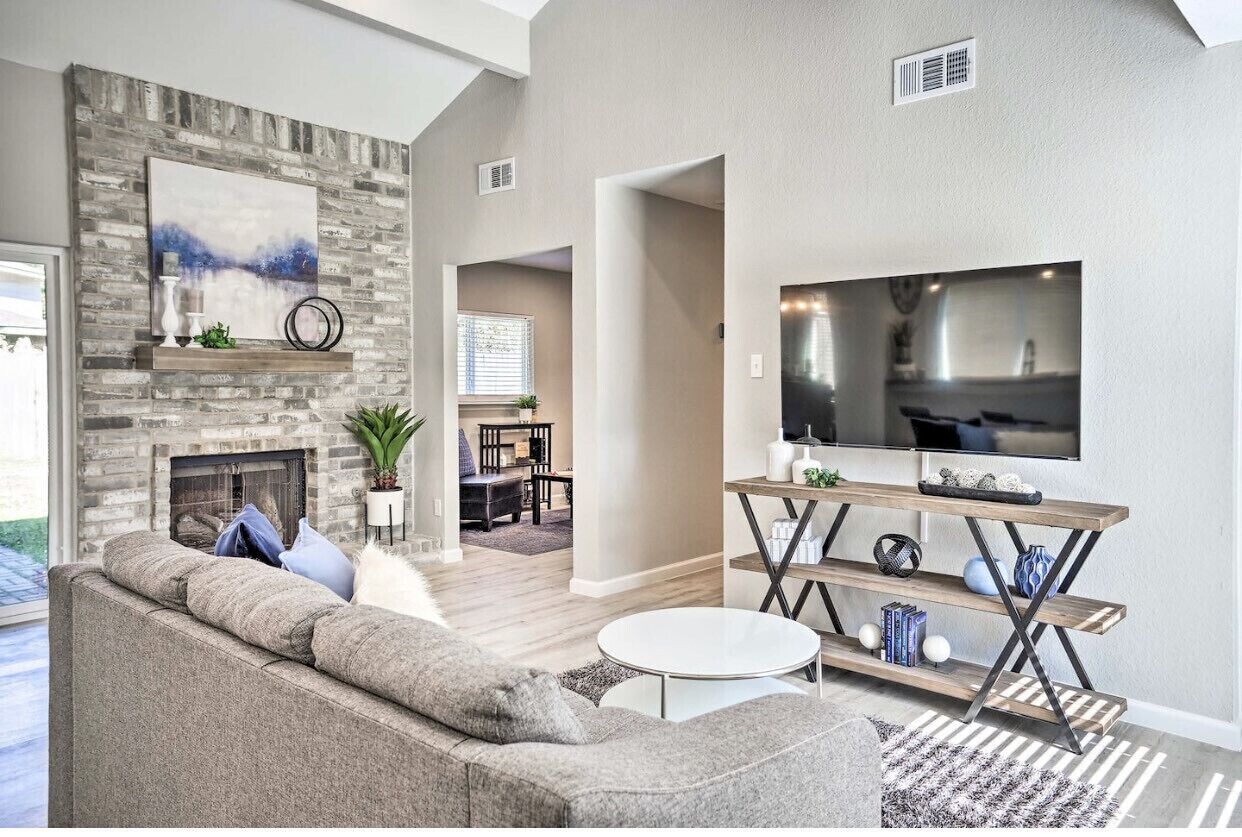Game Room/Office in Stylish Family Stay