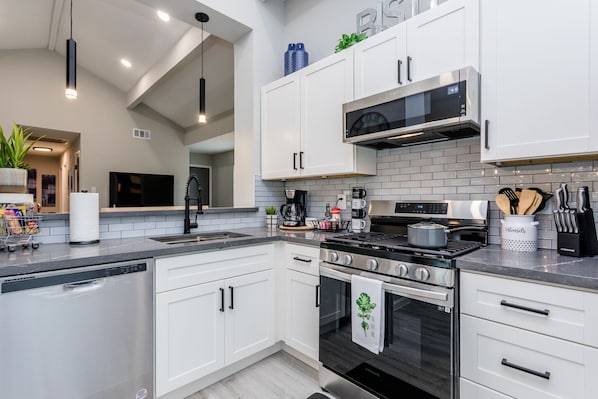 Kylskåp, mikrovågsugn, ugn och spishäll