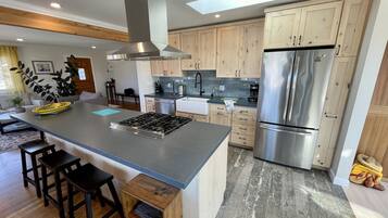 Kylskåp, mikrovågsugn, ugn och spishäll