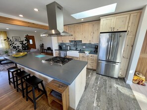 Jääkaappi, mikroaaltouuni, uuni, liesi