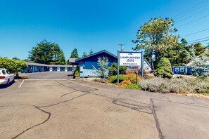 Property grounds - Retro beach suite with fast WiFI - walkable to downtown hot spots (Bandon)