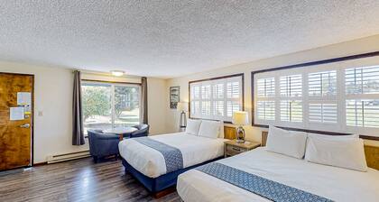 Retro beach suite with fast WiFI - walkable to downtown hot spots