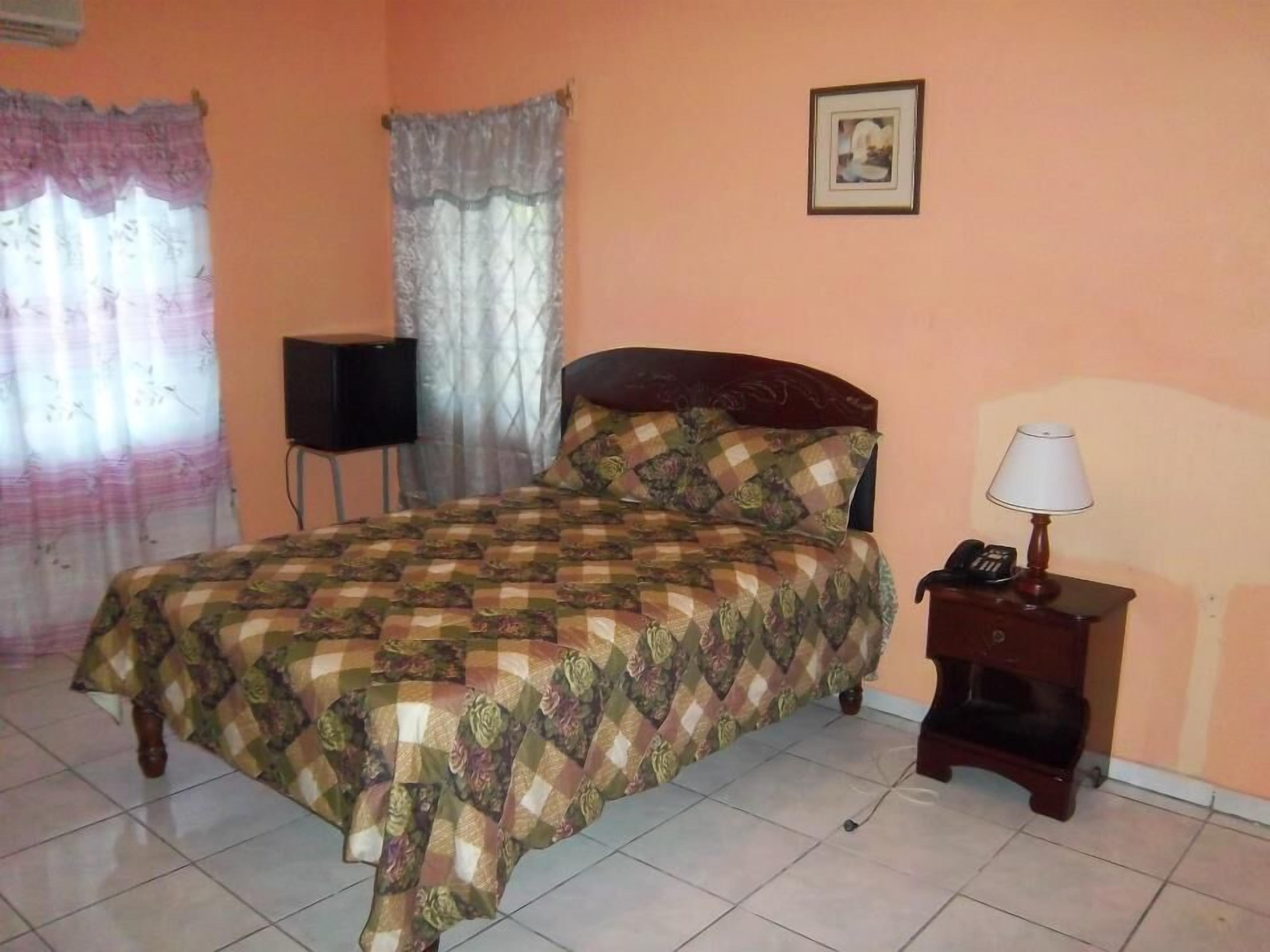 deluxe room, 1 queen bed | 1 bedroom, individually decorated, individually furnished, desk
