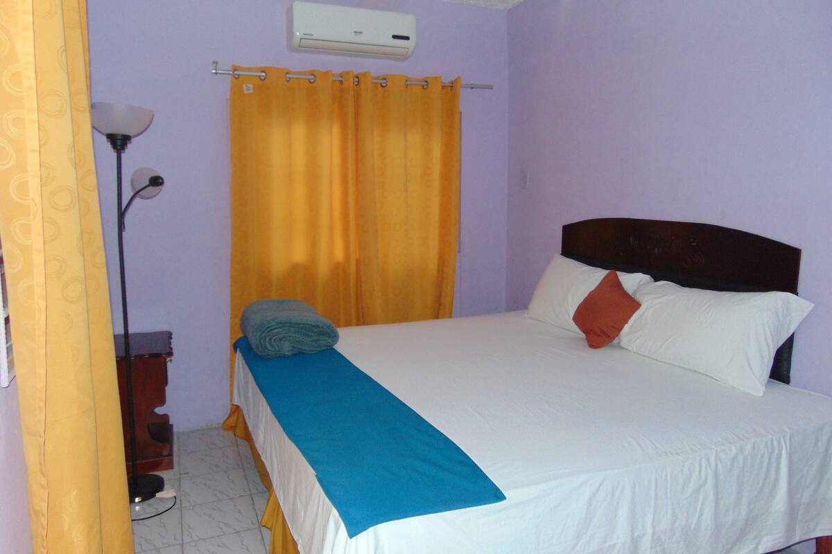 deluxe room, 1 queen bed | 1 bedroom, individually decorated, individually furnished, desk