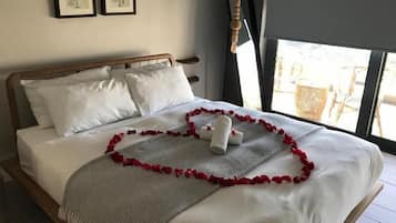 Honeymoon kamer | Individueel gedecoreerd, individueel gemeubileerd, een bureau