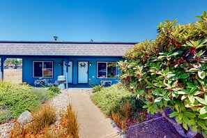Exterior - Modern beach hideaway with fast WiFI - walk to downtown shops & eateries (Bandon)