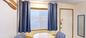 Retro beach room near downtown with fast WiFI - walk to shops & eateries