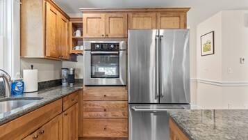 Jääkaappi, mikroaaltouuni, uuni, liesi