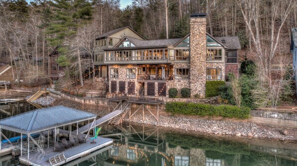 House, 5 Bedrooms | Exterior