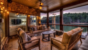 House, 5 Bedrooms | Living room