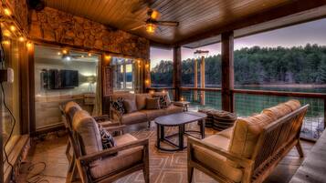 House, 5 Bedrooms | Living room