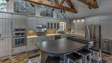 House, 5 Bedrooms | Private kitchen
