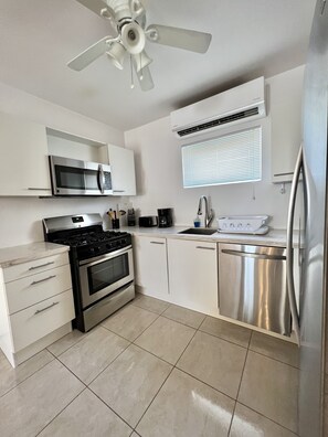 Frigorifero, microonde, forno, piano cottura