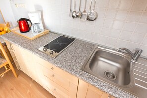 Frigorifero, piano cottura, macchina per tè/caffè, bollitore elettrico