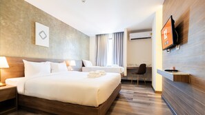 Kolmen hengen deluxe-huone | Työpöytä, pimennysverhot, ilmainen Wi-Fi, vuodevaatteet