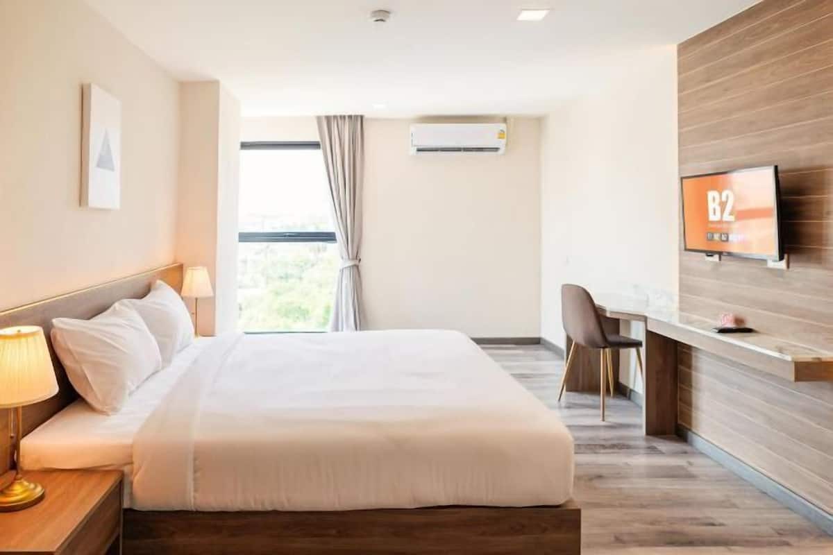 Escritorio, cortinas blackout, wifi gratis y ropa de cama