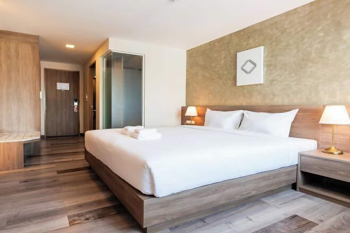 Escritorio, cortinas blackout, wifi gratis y ropa de cama
