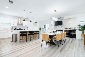 Dining - Interstellar w/Pool, Golf, & Game room/Sleeps 23! (Coachella)