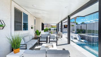 屋外ダイニングエリア