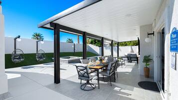 屋外ダイニングエリア