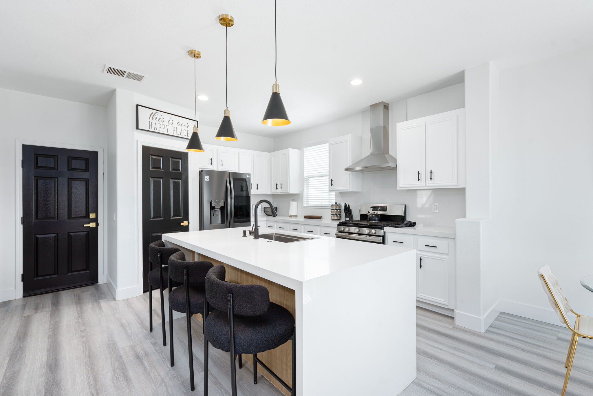 冷蔵庫、電子レンジ、オーブン、コンロ