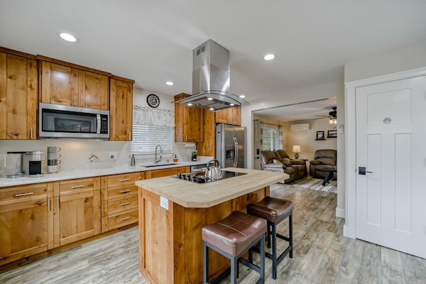 Kjøleskap, mikrobølgeovn, kokeplater og oppvaskmaskin