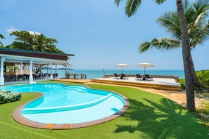 Outdoor pool, pool loungers - 4U Resort Samui (Koh Samui)