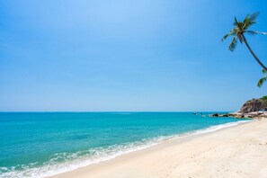 On the beach, white sand, beach bar, kayaking - 4U Resort Samui (Koh Samui)