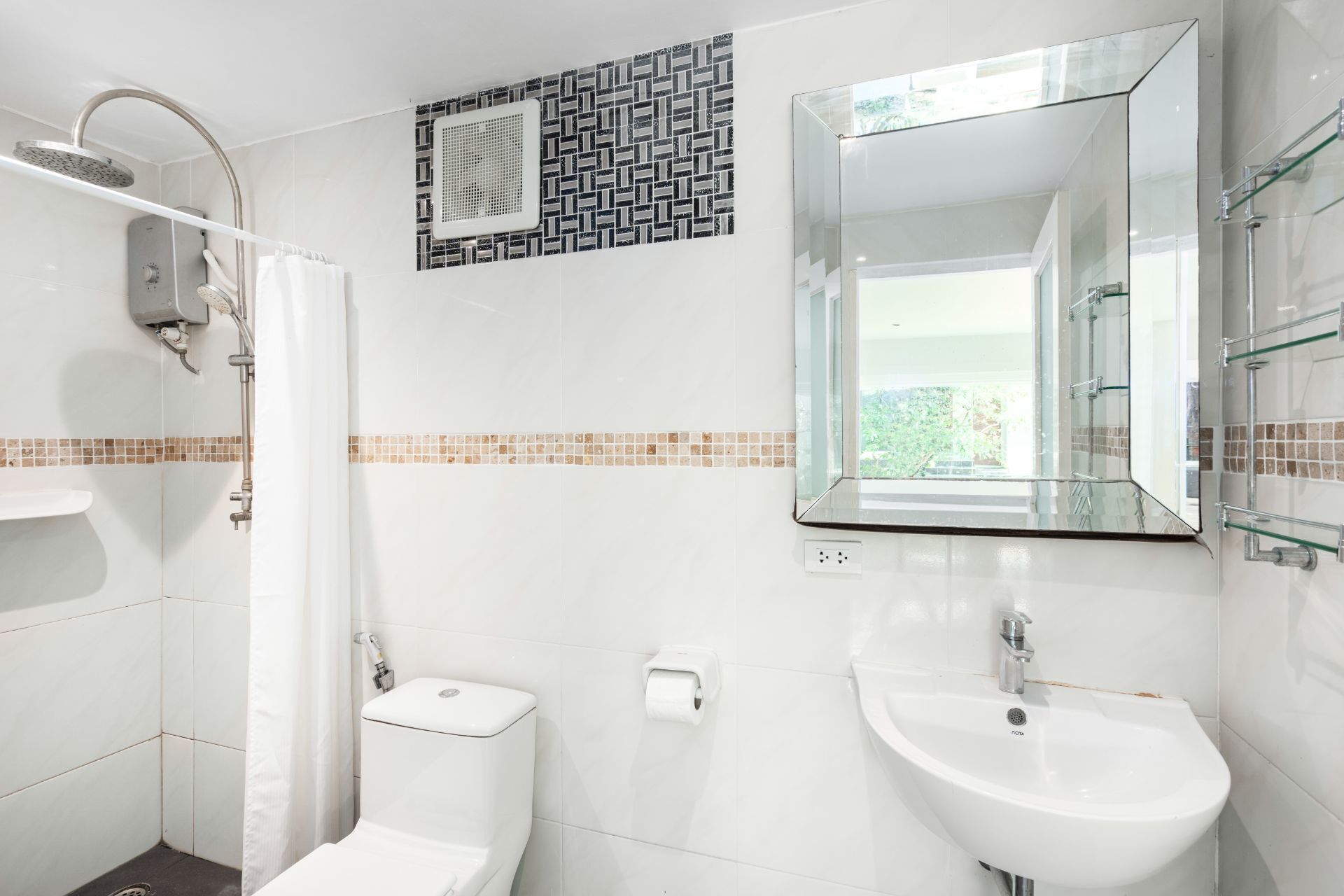 Un baño moderno con ducha, inodoro y lavamanos.